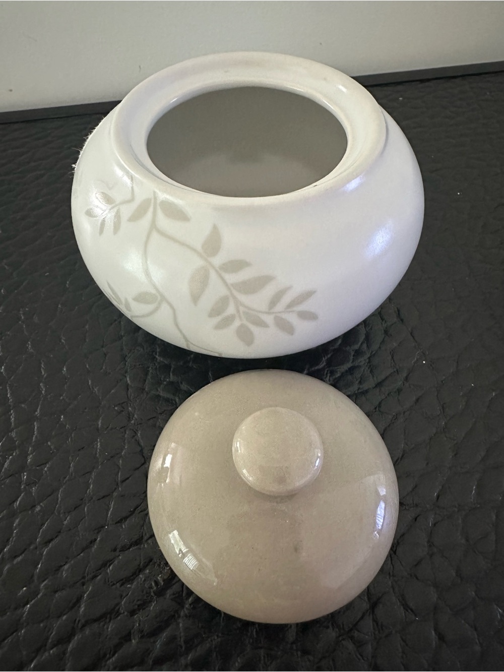 Elite Leaf-Pattern Creamer and Sugar Set Pre-Owned - Picture 10 of 15